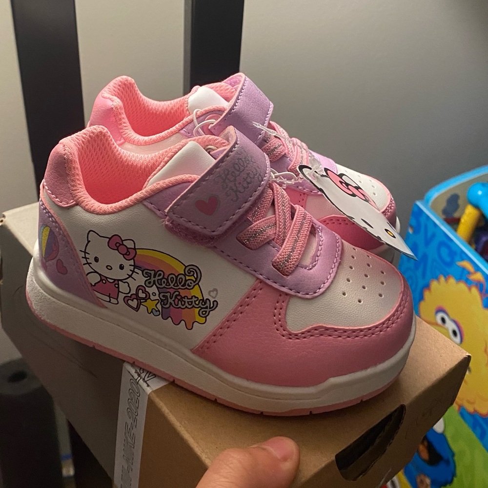 Hello Kitty Shoes 💖 - Picture 4 of 6